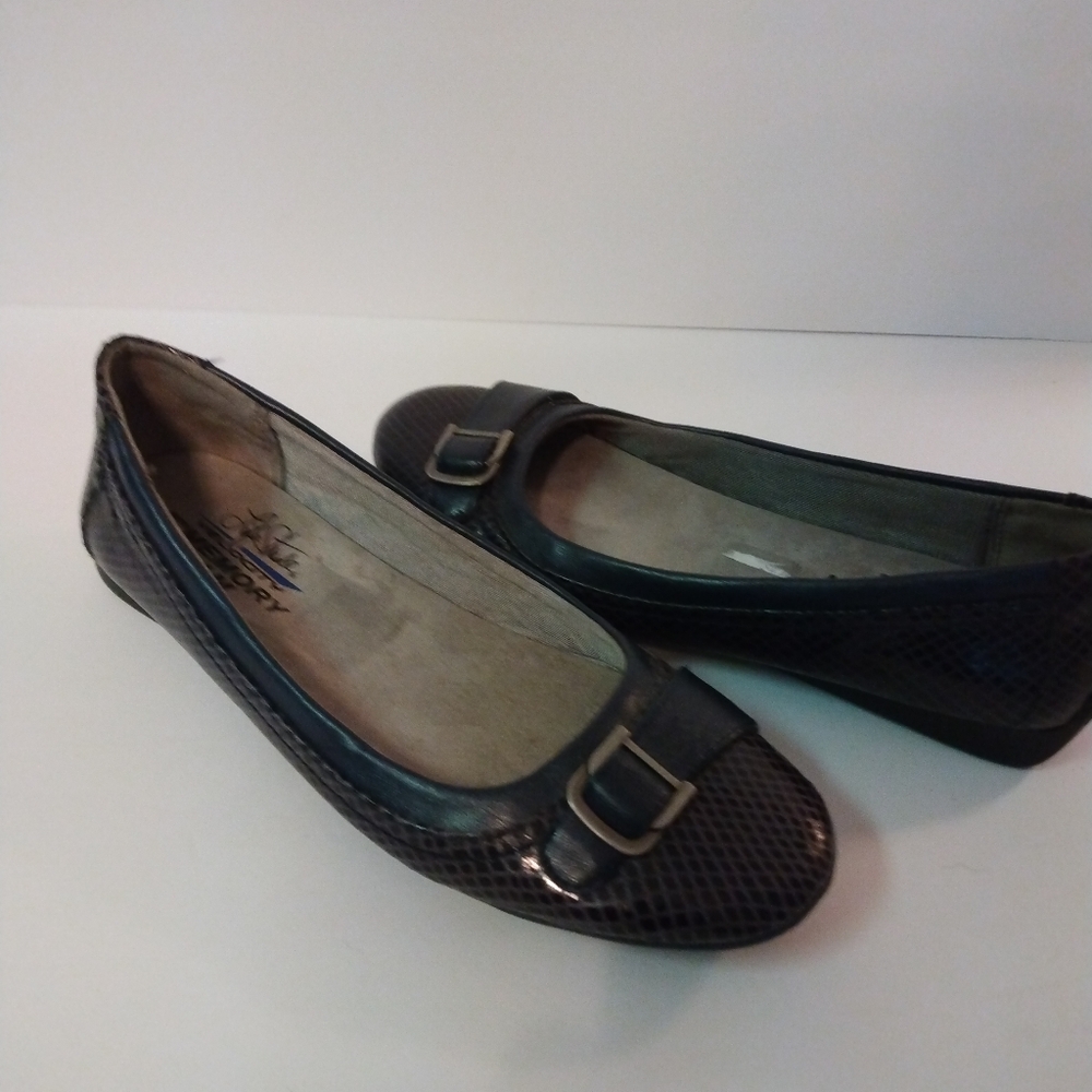 Life Stride Velocity memory foam navy blue flats EUC size 6.5M